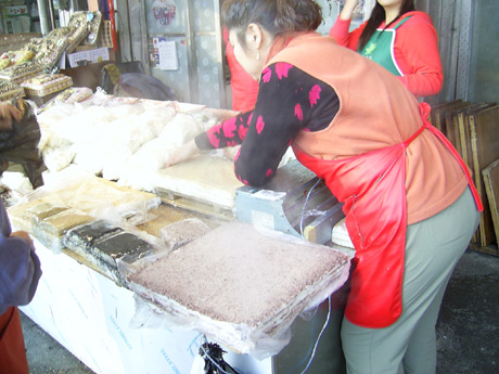 막 꺼낸 시루떡에서 김이 무럭무럭 납니다. 